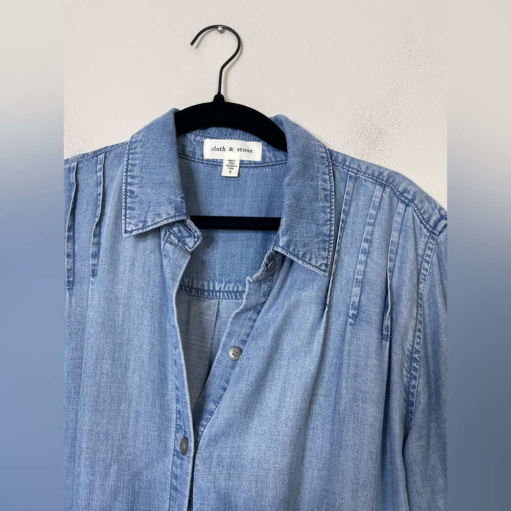 Cloth & Stone NWOT Pleated Denim Chambray Button Down Long Sleeved Shirt Small - Picture 3 of 10